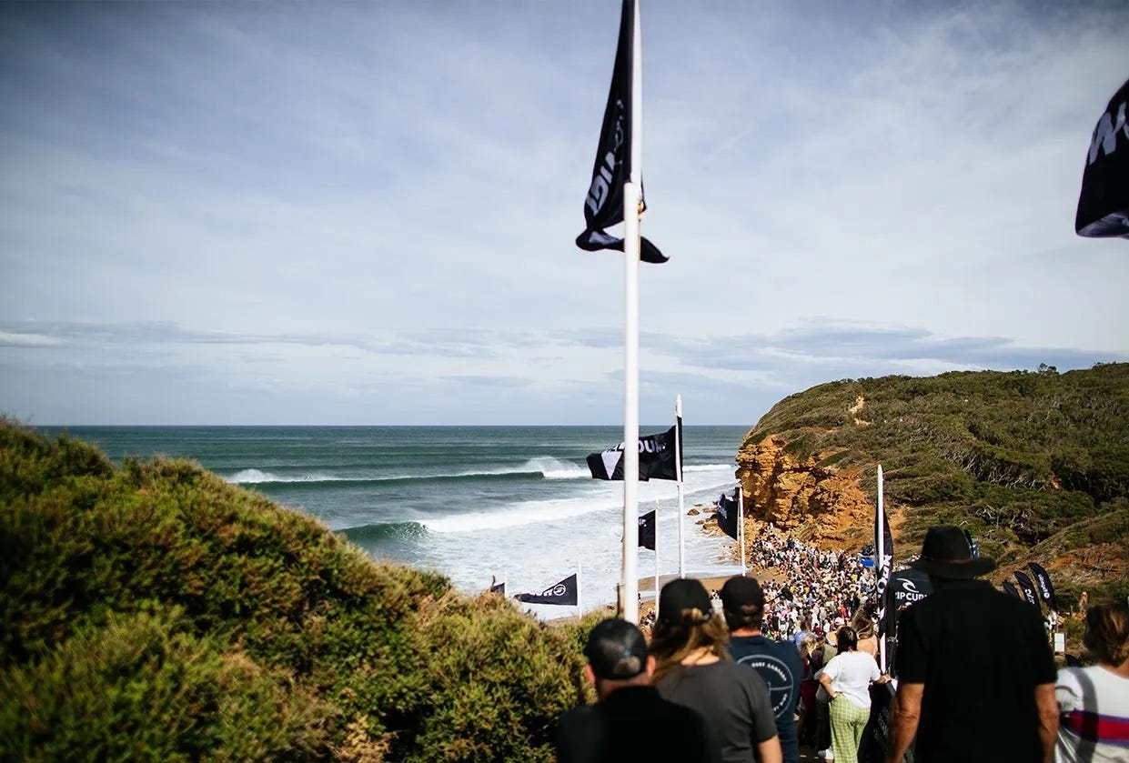 Crowds descending to Bells beach to watch the competition