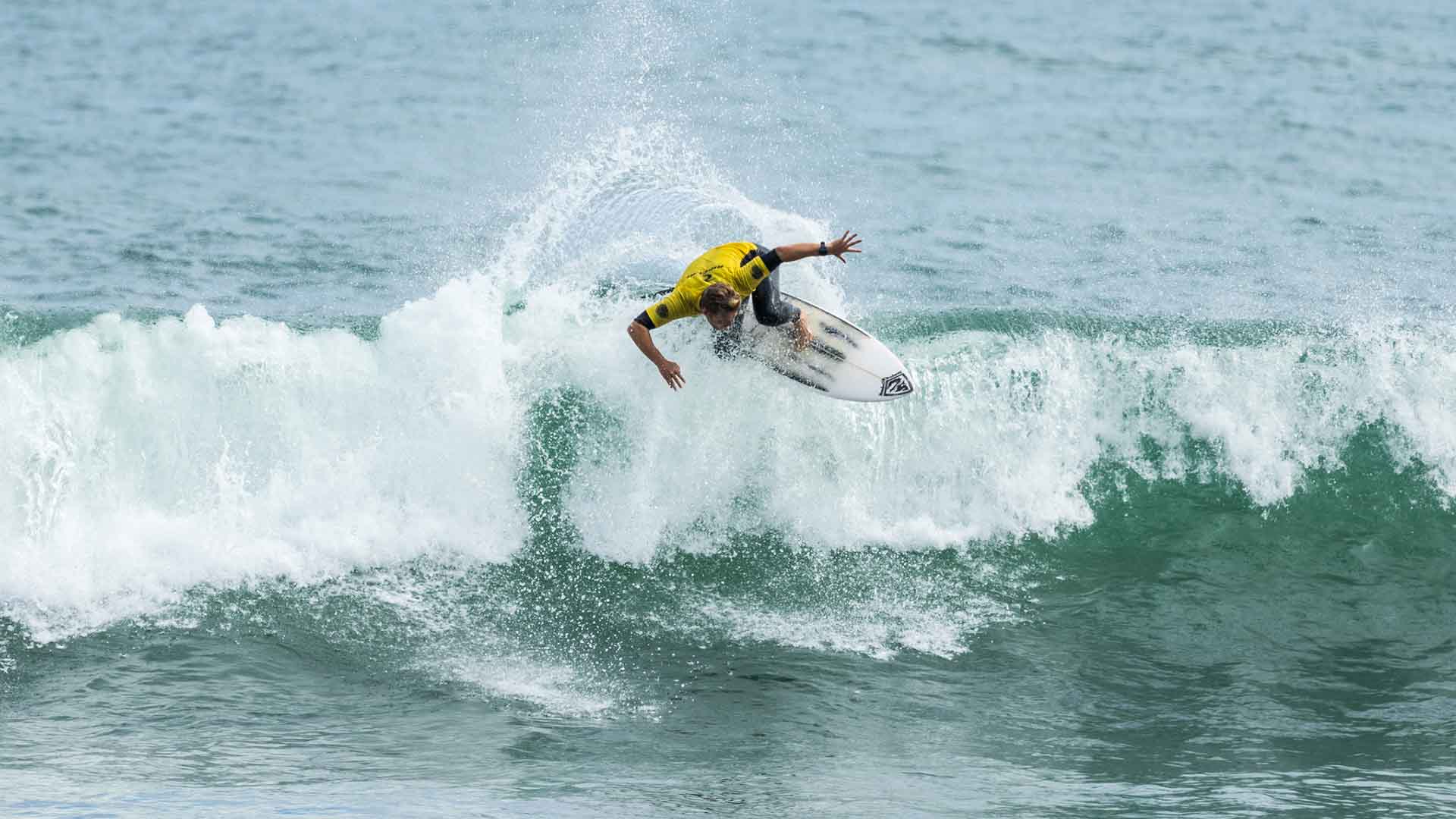 Tim O’Connor surfing the Raglan Pro